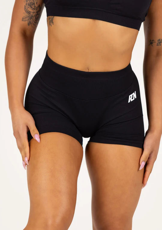ESSENTIAL 4.5 SHORTS - BLK