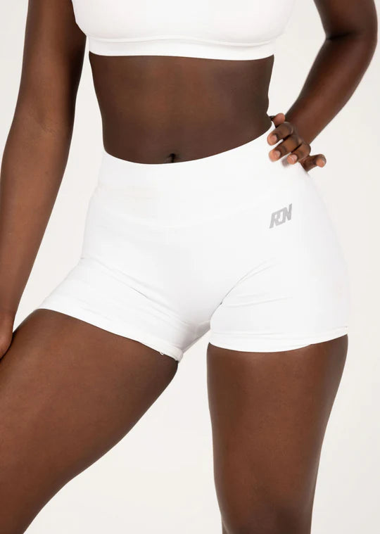ESSENTIAL 4.5 SHORTS - WHITE