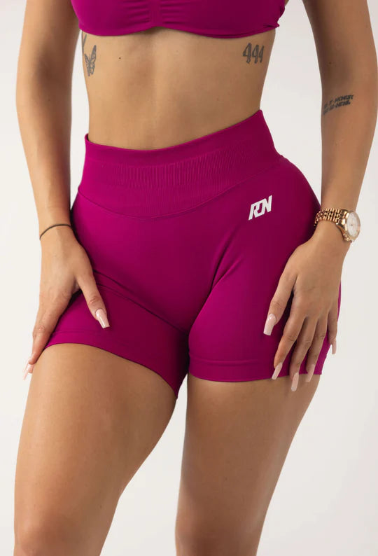 ESSENTIAL SHORTS 4.5 - PLUM