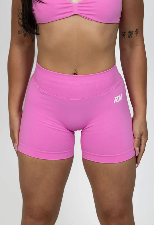 ESSENTIAL 4.5 SHORTS - BABY PINK