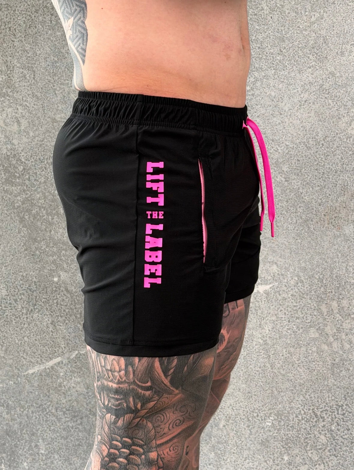 DELLA SQUAT SHORTS - BLACK / PINK