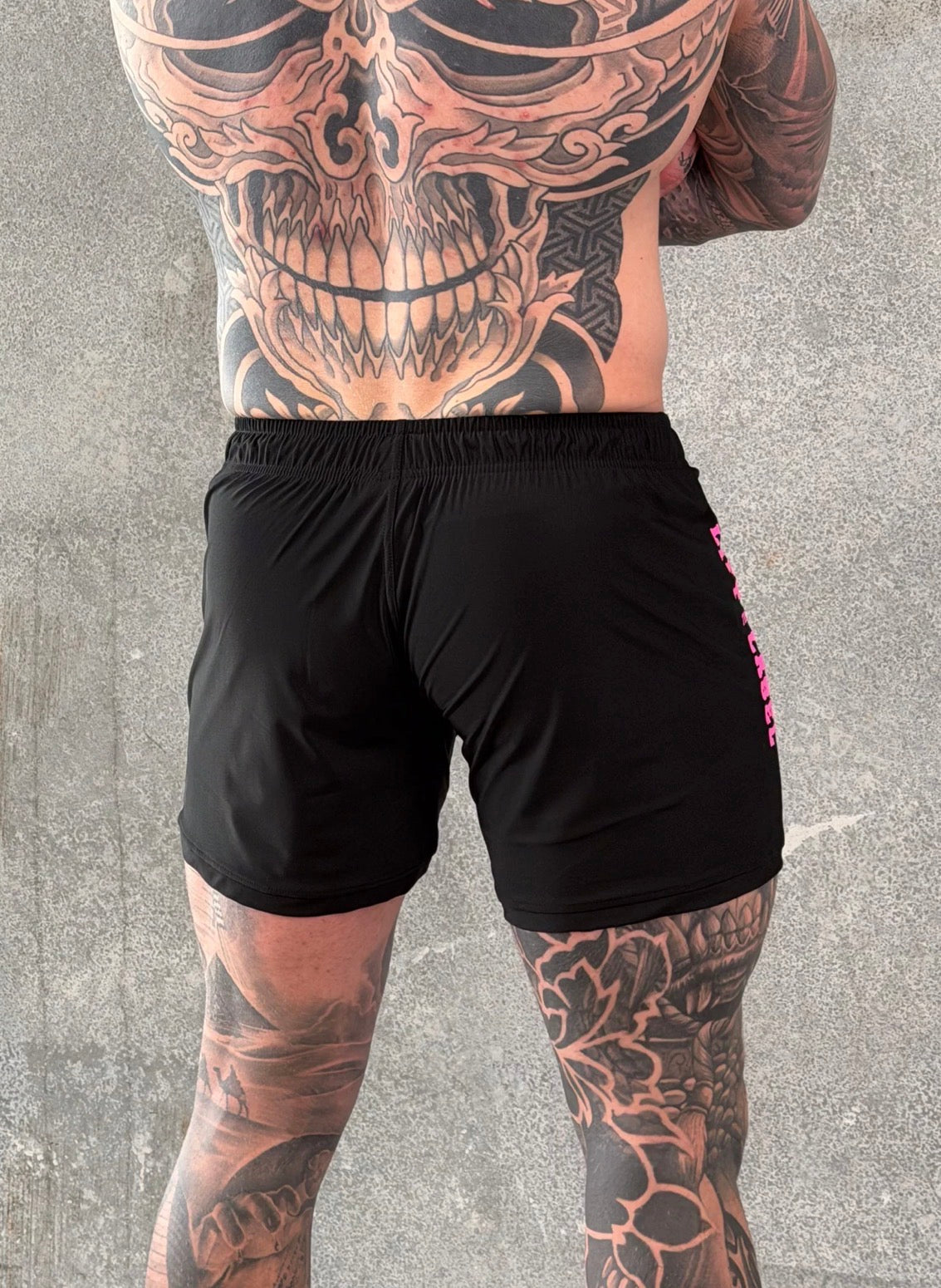 DELLA SQUAT SHORTS - BLACK / PINK