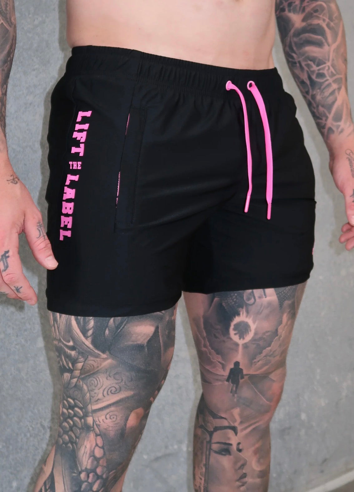 DELLA SQUAT SHORTS - BLACK / PINK