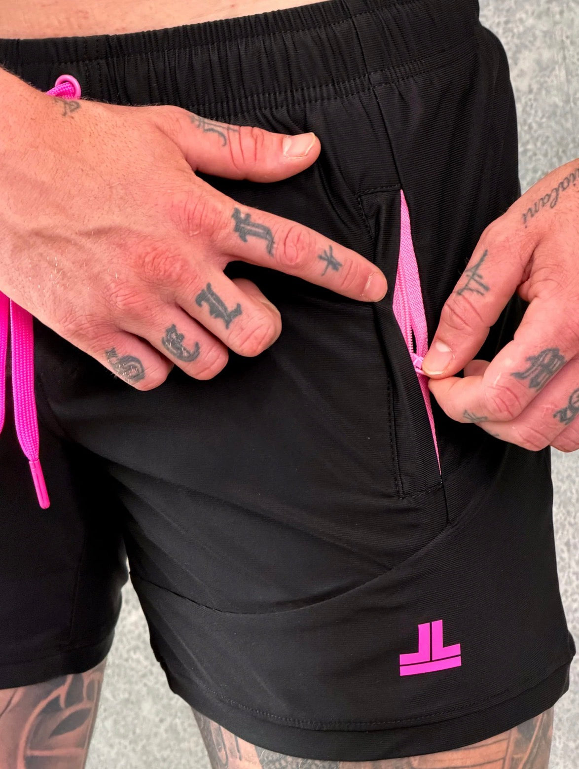DELLA SQUAT SHORTS - BLACK / PINK